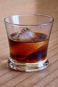 Licor en vaso castellana 113 bar&lounge
