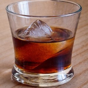 Licor en vaso castellana 113 bar&lounge
